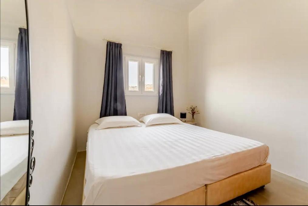 Drakkar Houses Fira  Luaran gambar